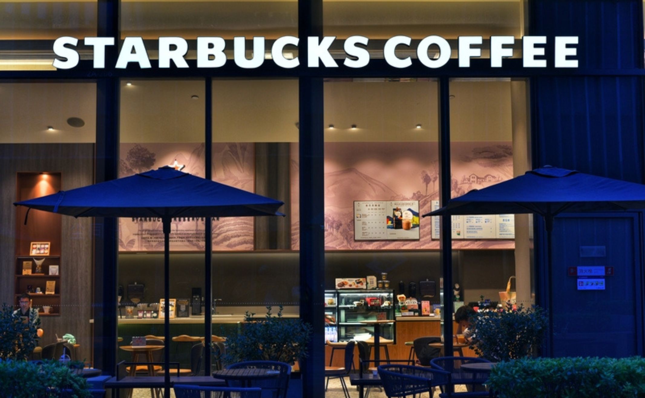 Si rovescia il caffè bollente e ustiona i genitali di un fattorino: Starbucks condannata a risarcire 50 milioni di dollari