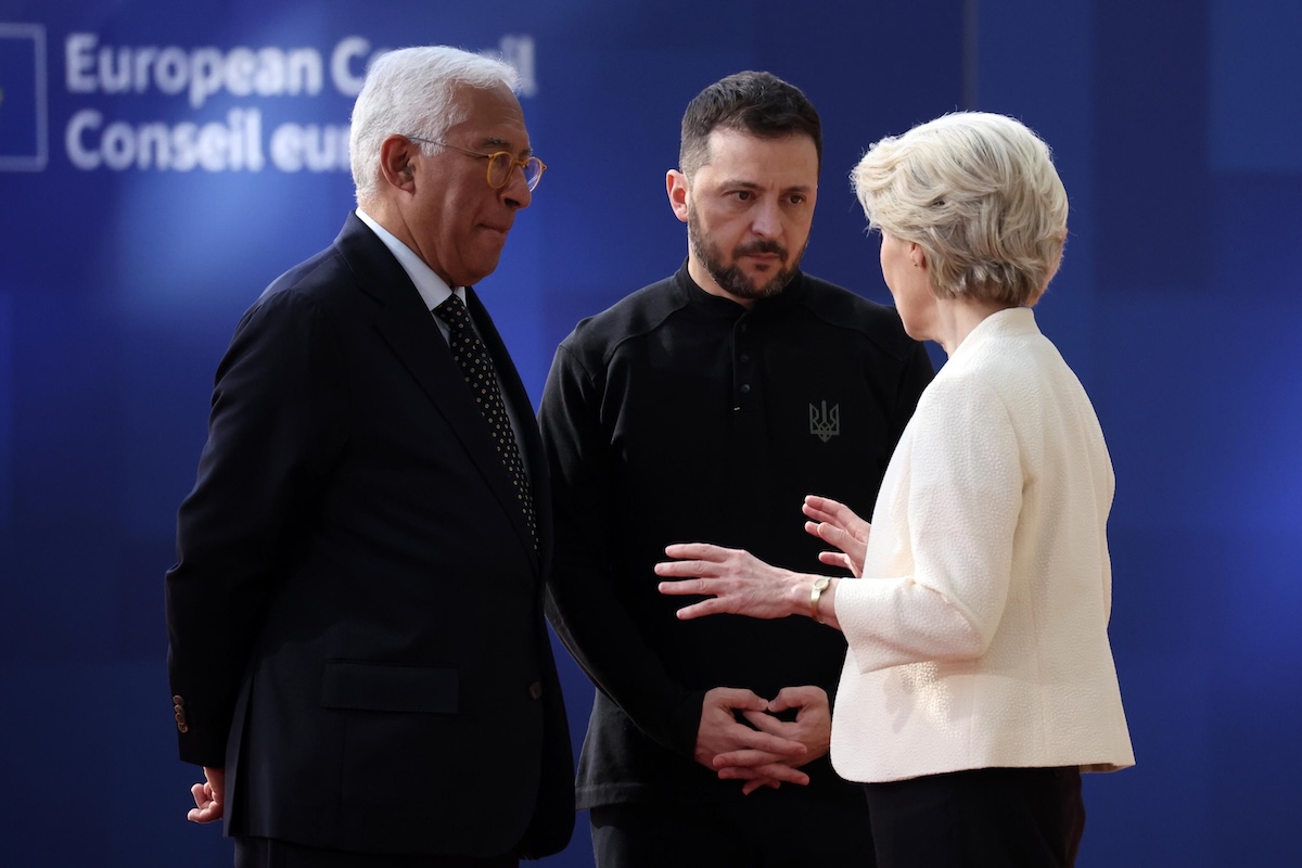 Zelensky a Bruxelles per il Consiglio europeo. Von der Leyen: «Europa e Ucraina devono difendersi, i leader approvino il piano di riarmo» – Il video