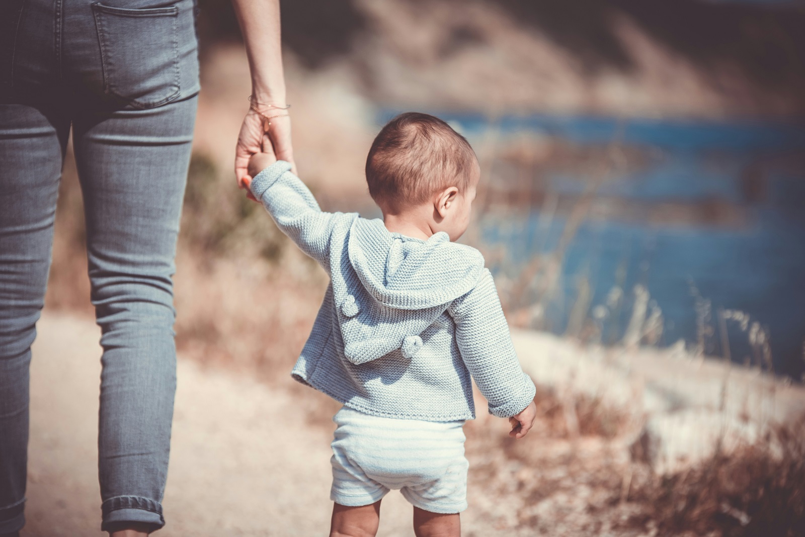 Anche i single possono adottare minori stranieri: la sentenza storica della Corte Costituzionale