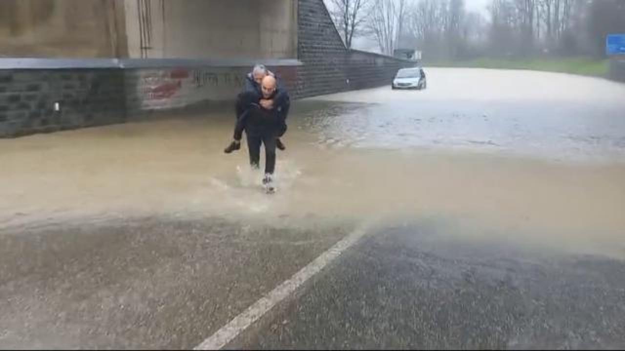 Firenze, il carabiniere salva l’anziana intrappolata dall’alluvione prendendola in spalla – Il video