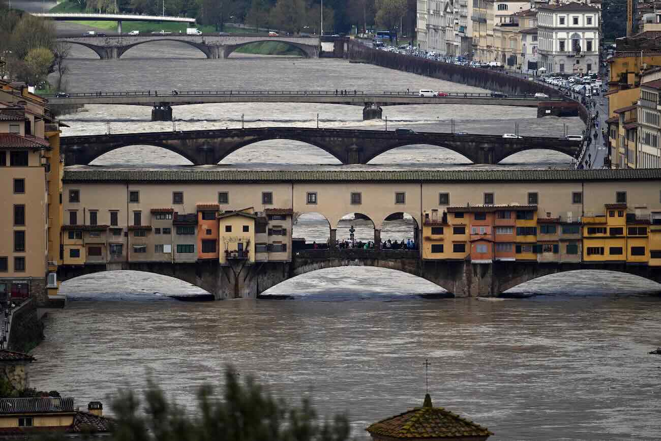 Maltempo in Toscana, Arno in piena: il picco stasera a Firenze e poi a Pisa. A Prato scatta il lockdwon: «Evitate i ponti»