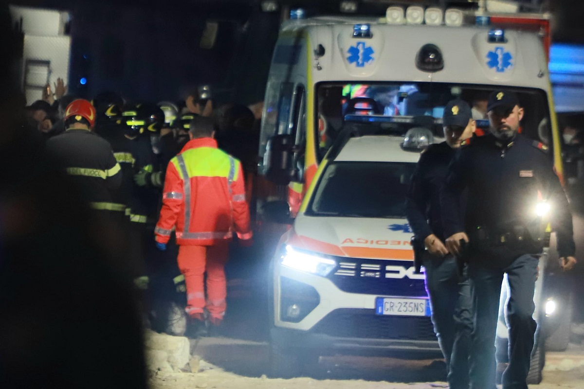 Palazzina crollata a Bari, salva Rosalia De Giosa, l’anziana rimasta sotto le macerie per 24 ore. L’urlo dei vigili del fuoco: «È viva» – Il video