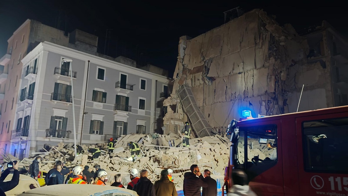 Bari, crolla palazzina sgomberata un anno fa. Una donna urla sotto le macerie, si scava per salvarla