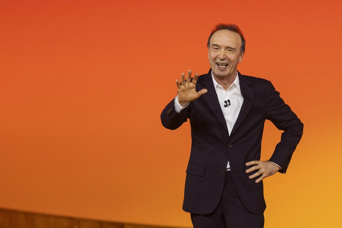 Roberto Benigni, il discorso che celebra l’Europa su Rai1: «Io, europeista estremista». La battuta su Meloni e Musk, poi cita Ventotene