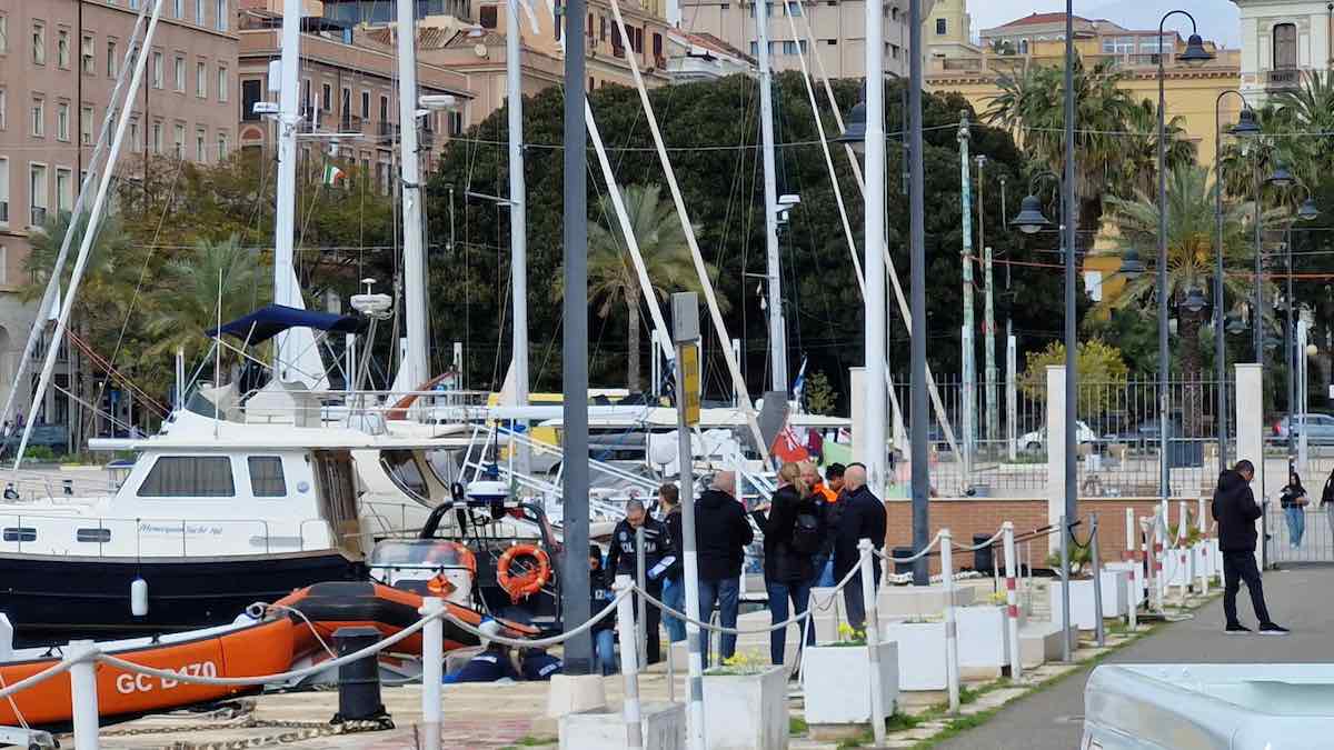 Manola Mascia trovata morta in mare a Cagliari, il fidanzato non si trova ancora: sotto analisi il suo cellulare rimasto in spiaggia