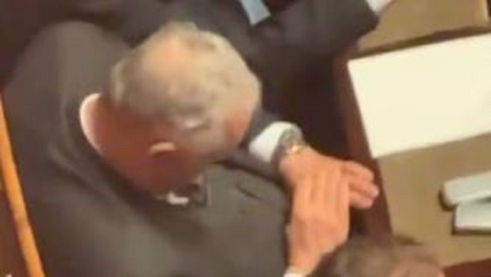 Lotito ricasca (nel sonno): dorme mentre Meloni parla in Senato – Il video