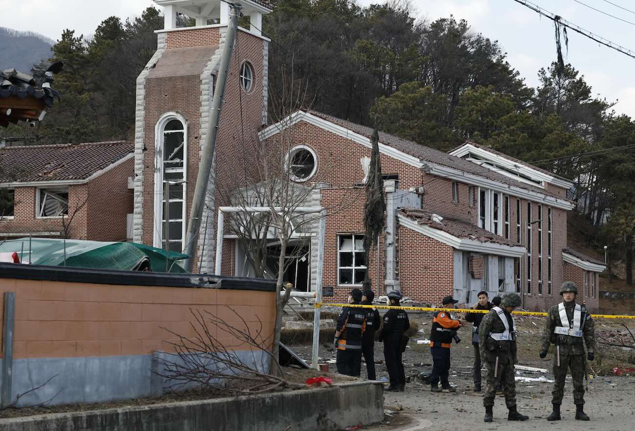 Corea del Sud, sganciate «per errore» 8 bombe su una chiesa e un centro anziani: 15 feriti – Il video