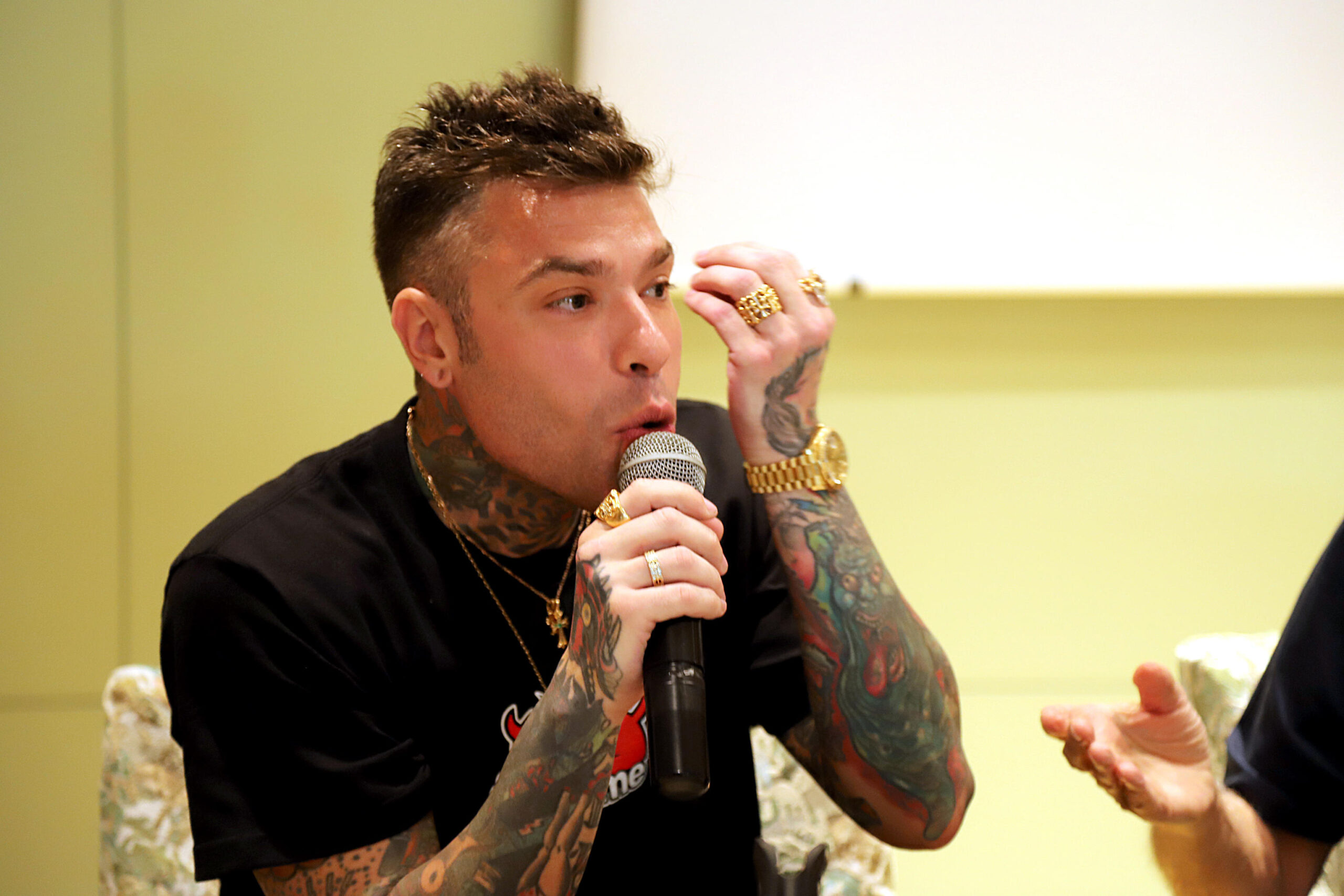 Fabrizio Corona ammonito dal Questore per richiesta di Fedez: «Atti persecutori e falsi scoop contro di me per lucrarci. Ho l’ansia»