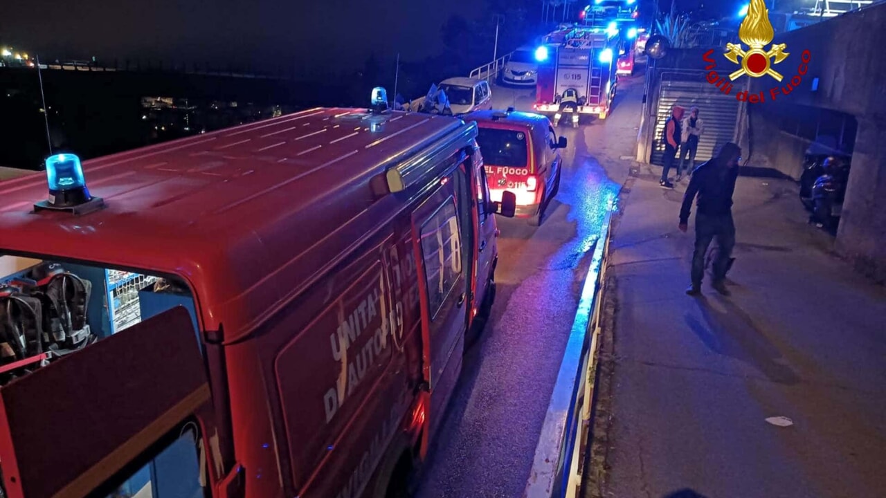 Genova, muore un 29enne nell’incendio del suo appartamento a Sestri Ponente: «Si è dato fuoco»