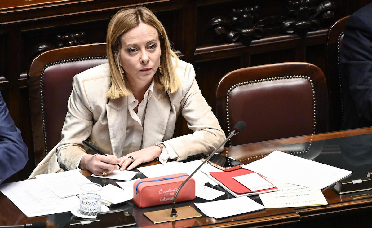 Meloni alla Camera dei deputati prima del Consiglio europeo senza ministri leghisti (ma poi arriva Giorgetti): «Sono in grado di cavarmela»