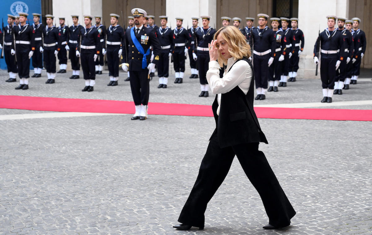 giorgia meloni passa in rassegna marina militare