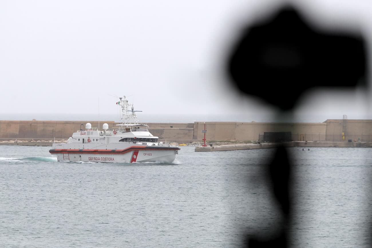 Isola d’Elba, una nave si incaglia sugli scogli. Salvati 11 membri dell’equipaggio. La Guardia costiera: «Rischio inquinamento, va rimossa»