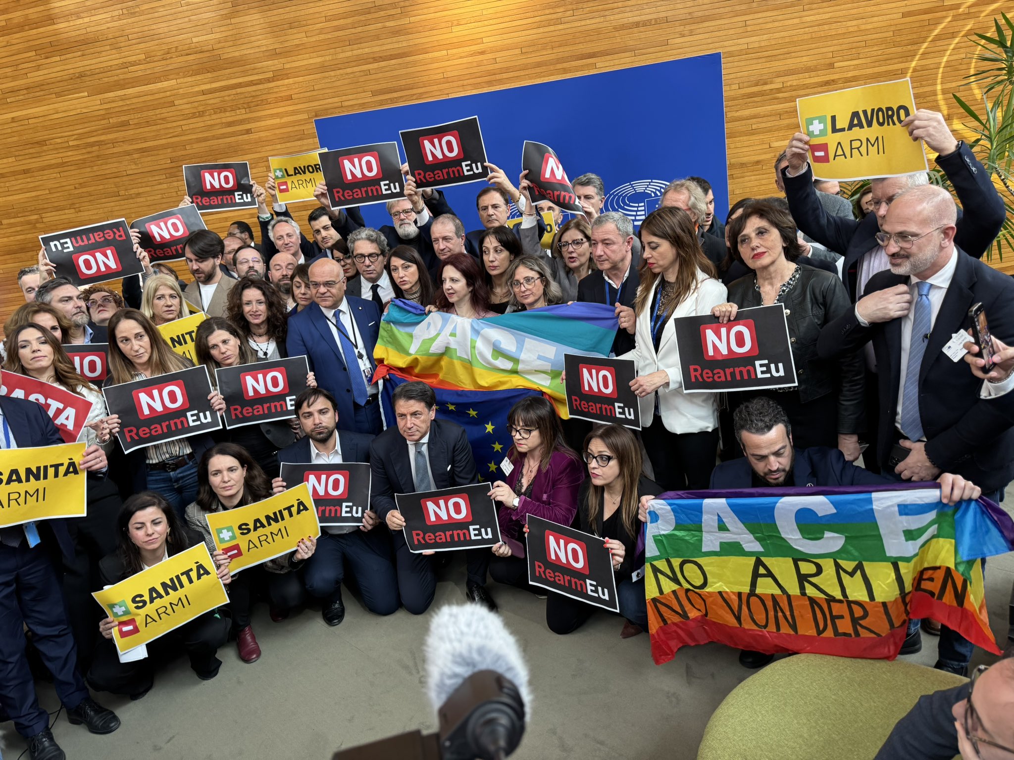 Blitz del M5s al Parlamento Ue: «Basta soldi alle armi». La bandiera «speciale» cucita per Von der Leyen (che se n’era andata) – Il video