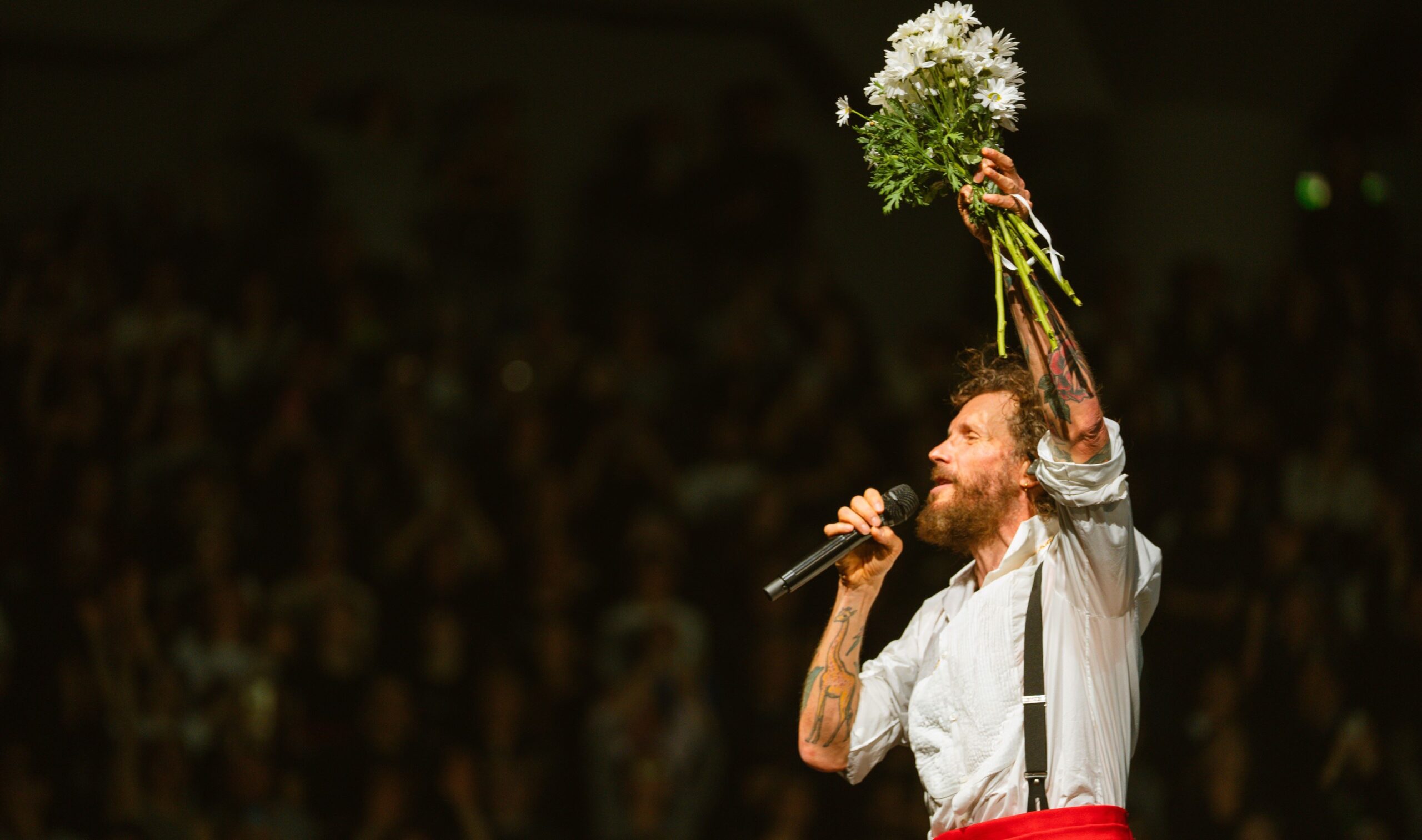 Fiori giganti, video dei politici e Conan: il ritorno alla vita di Jovanotti comincia da Pesaro