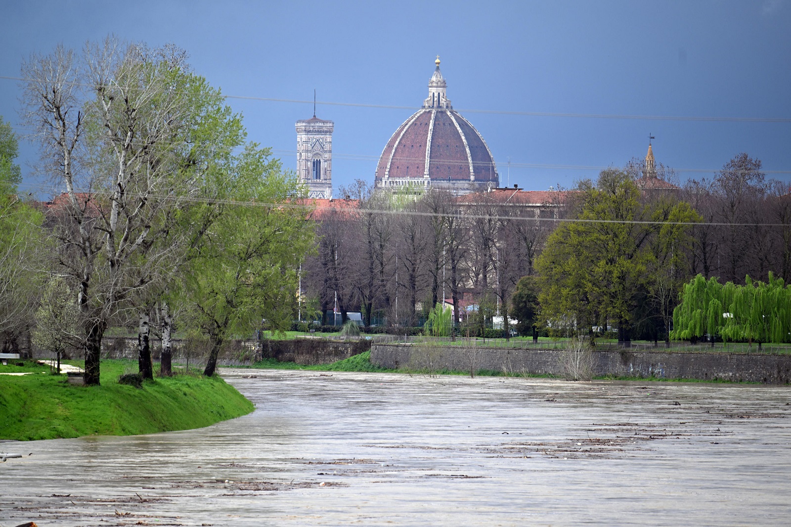 Maltempo, scatta l’allerta rossa in Toscana. Pioggia forte in Emilia-Romagna. Ecco le zone a rischio – La diretta