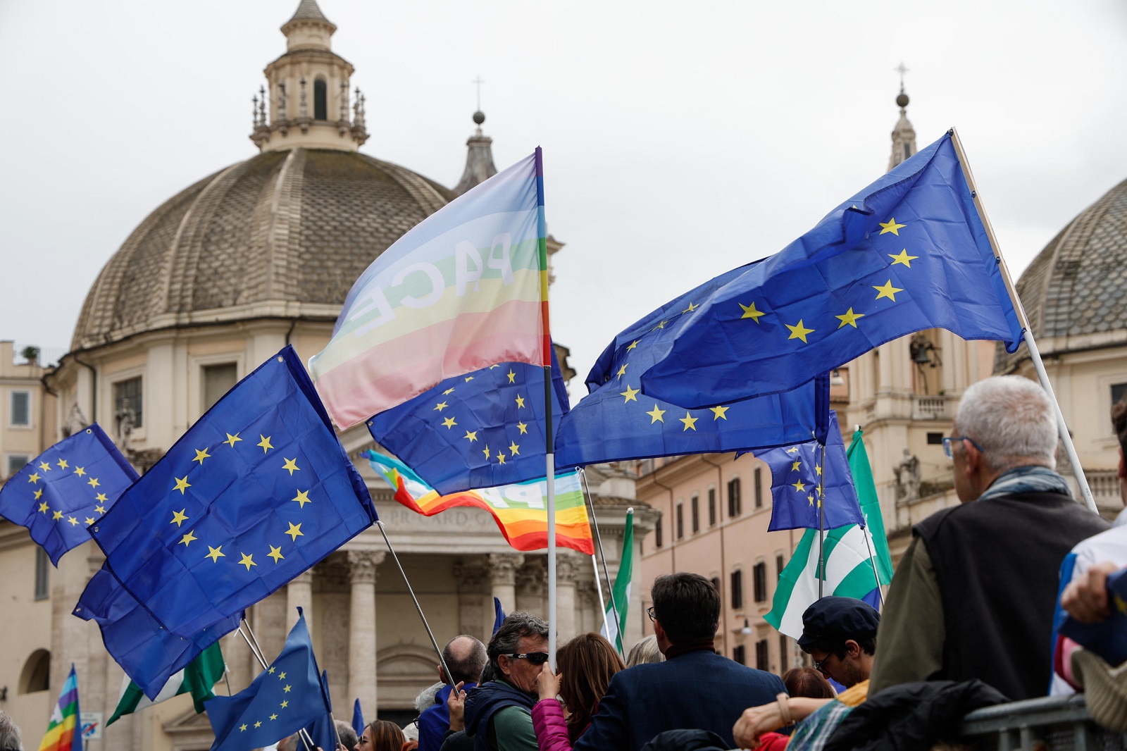 https://static.open.online/wp-content/uploads/2025/03/manifestazione-una-piazza-per-leuropa.jpg