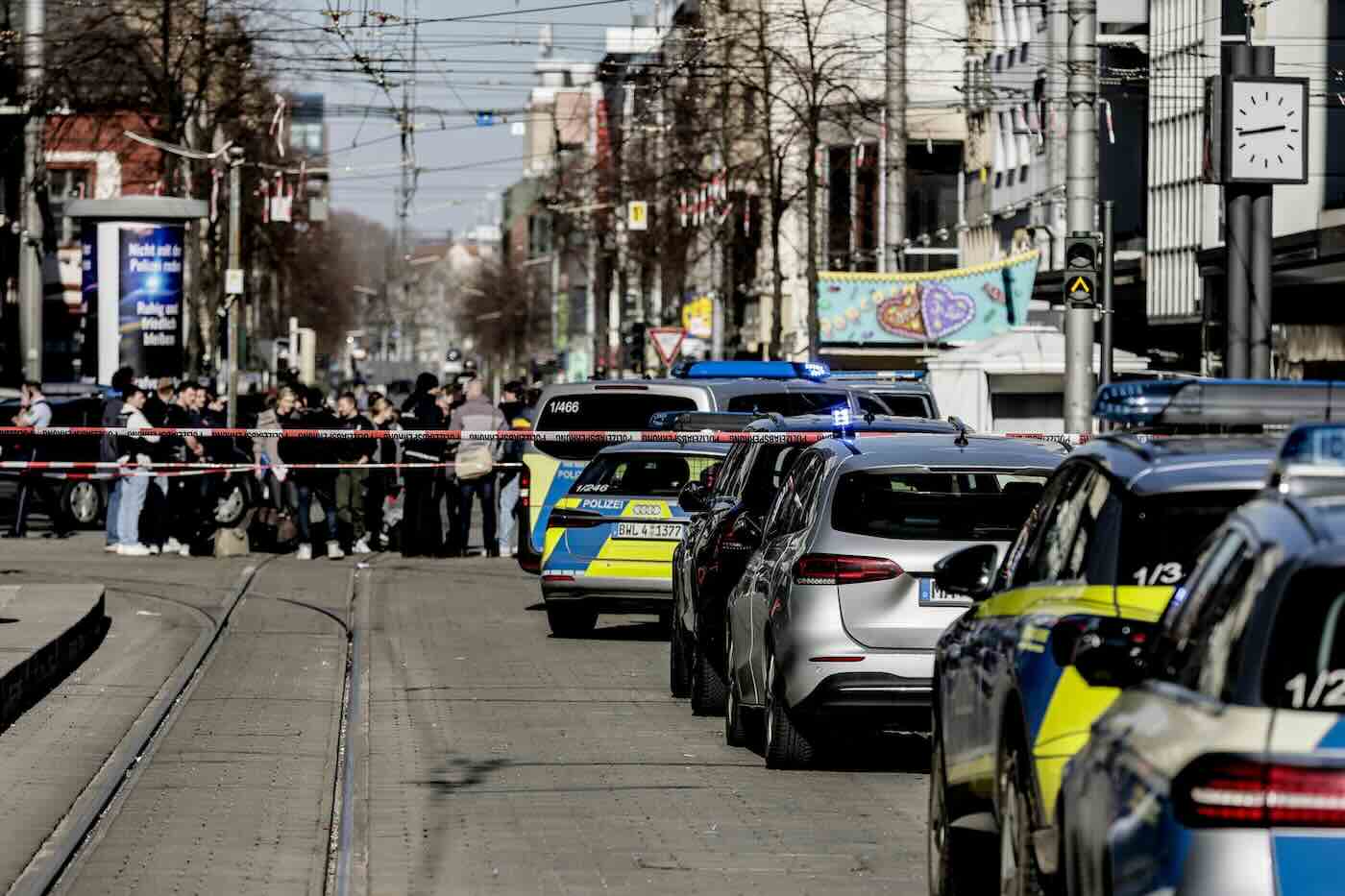 Auto sulla folla a Mannheim: «Due morti e diversi feriti». Arrestato un tedesco che ha provato a suicidarsi