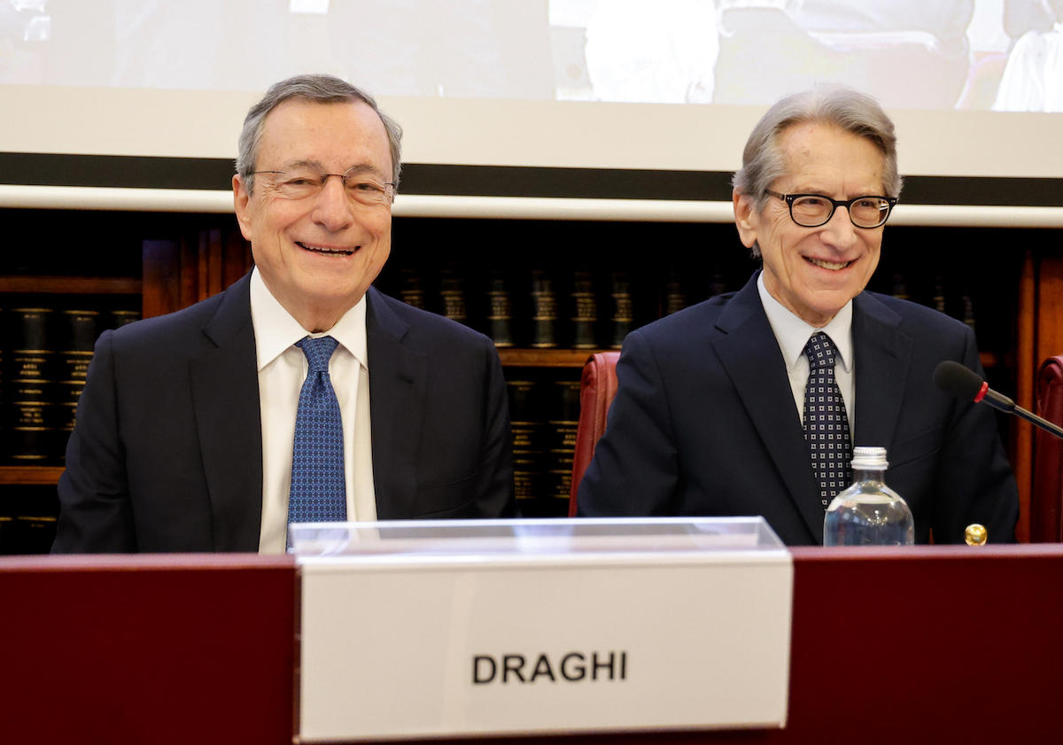 Mario Draghi spazientito: «Vedo che guardate l’orologio, quindi vi ringrazio per l’attenzione» – Video