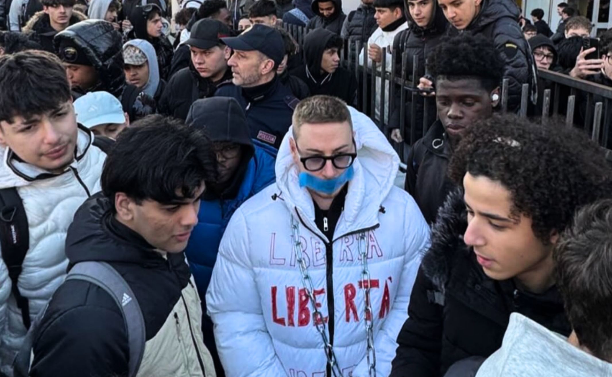 Vietano l’ora di educazione sessuale con Max Felicitas, il pornoattore si incatena davanti alla scuola. L’applauso degli studenti – Il video