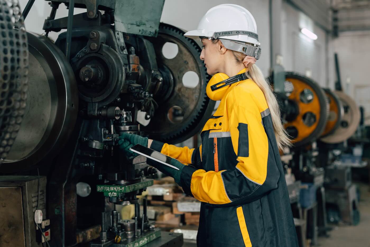 Il gender pay gap cresce nelle fabbriche italiane: le metalmeccaniche guadagnano il 14% in meno dei colleghi uomini