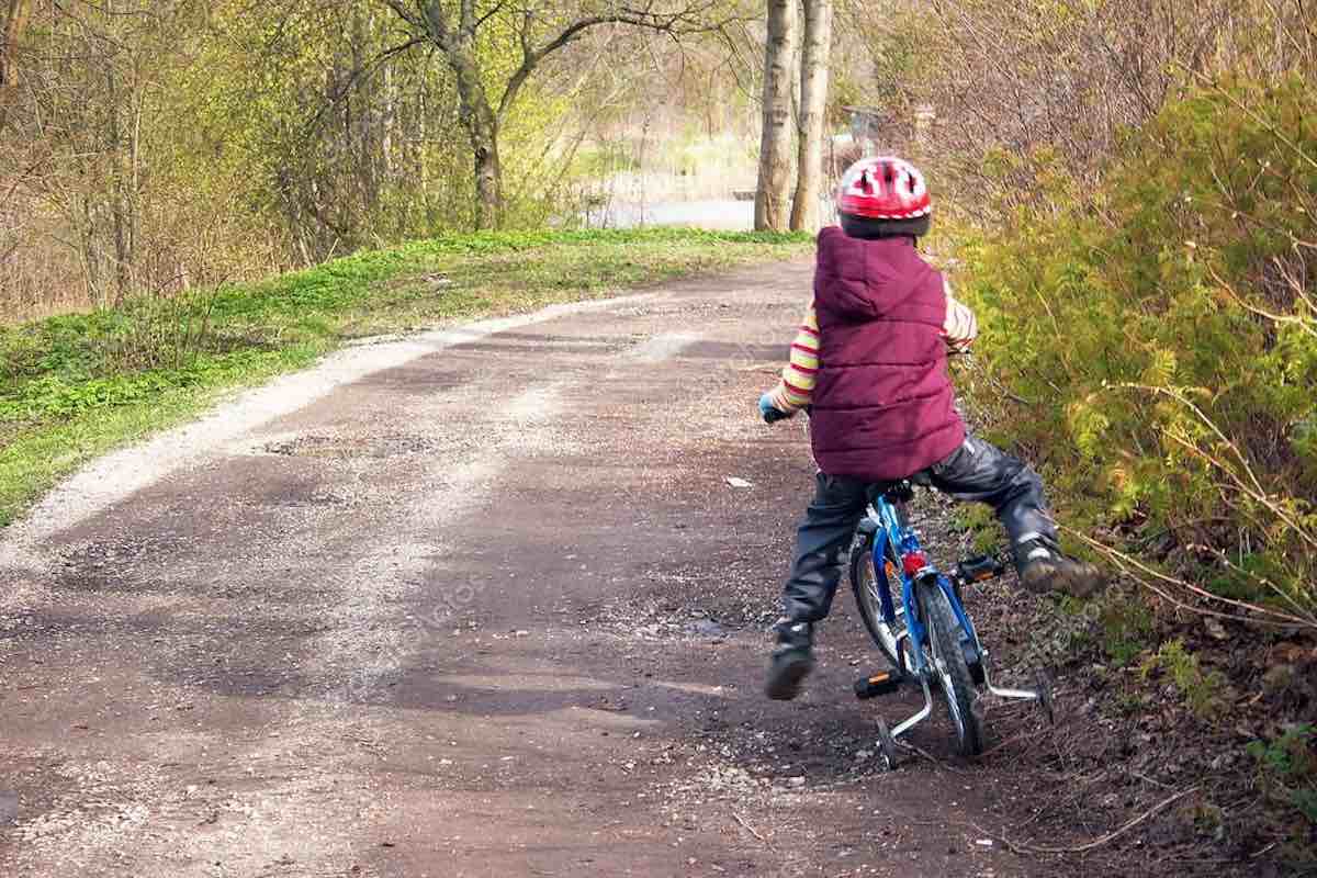 Morta al parco dopo l’urto con un bimbo di 5 anni in bici, il giudice fatalista archivia le accuse al papà: «Non tutte le disgrazie sono ingiustizie»