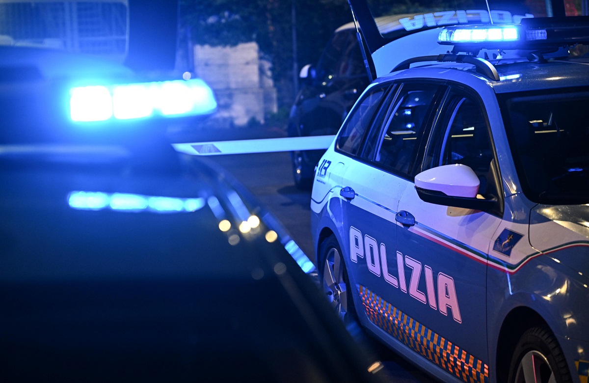 Milano, rider consegna la pizza a una 18enne e la molesta: arrestato 25enne per violenza sessuale