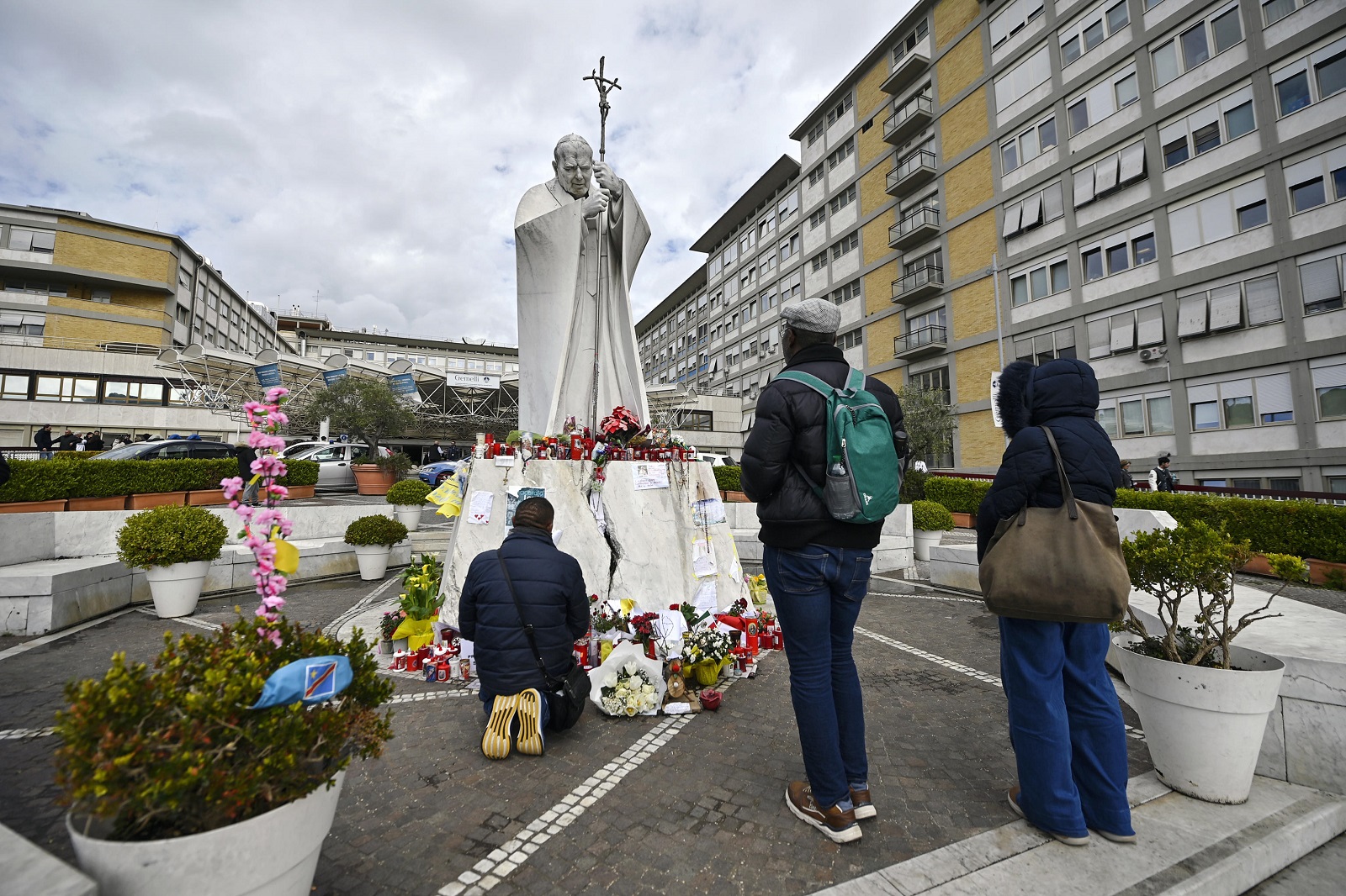 Come sta Papa Francesco, la sala stampa vaticana: «Situazione stazionaria, riesce a muoversi come ha sempre fatto»