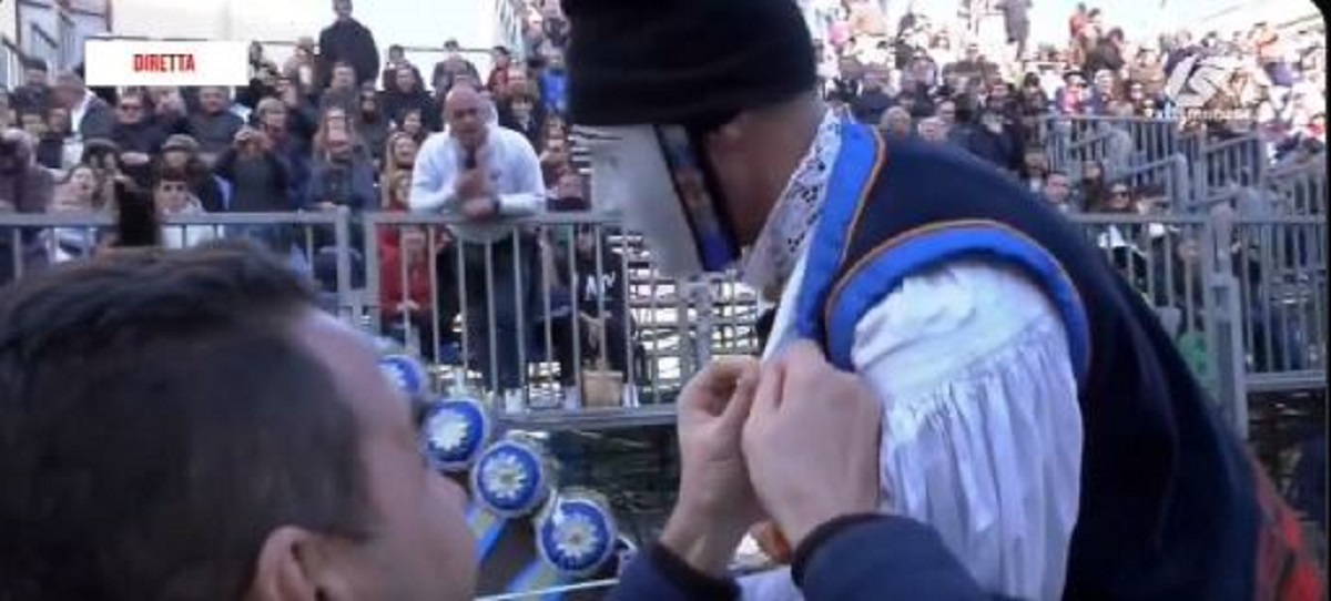 Vannacci torna alla Sartiglia di Oristano. Fischiato, quando viene intervistato Telesardegna manda la pubblicità – Il video