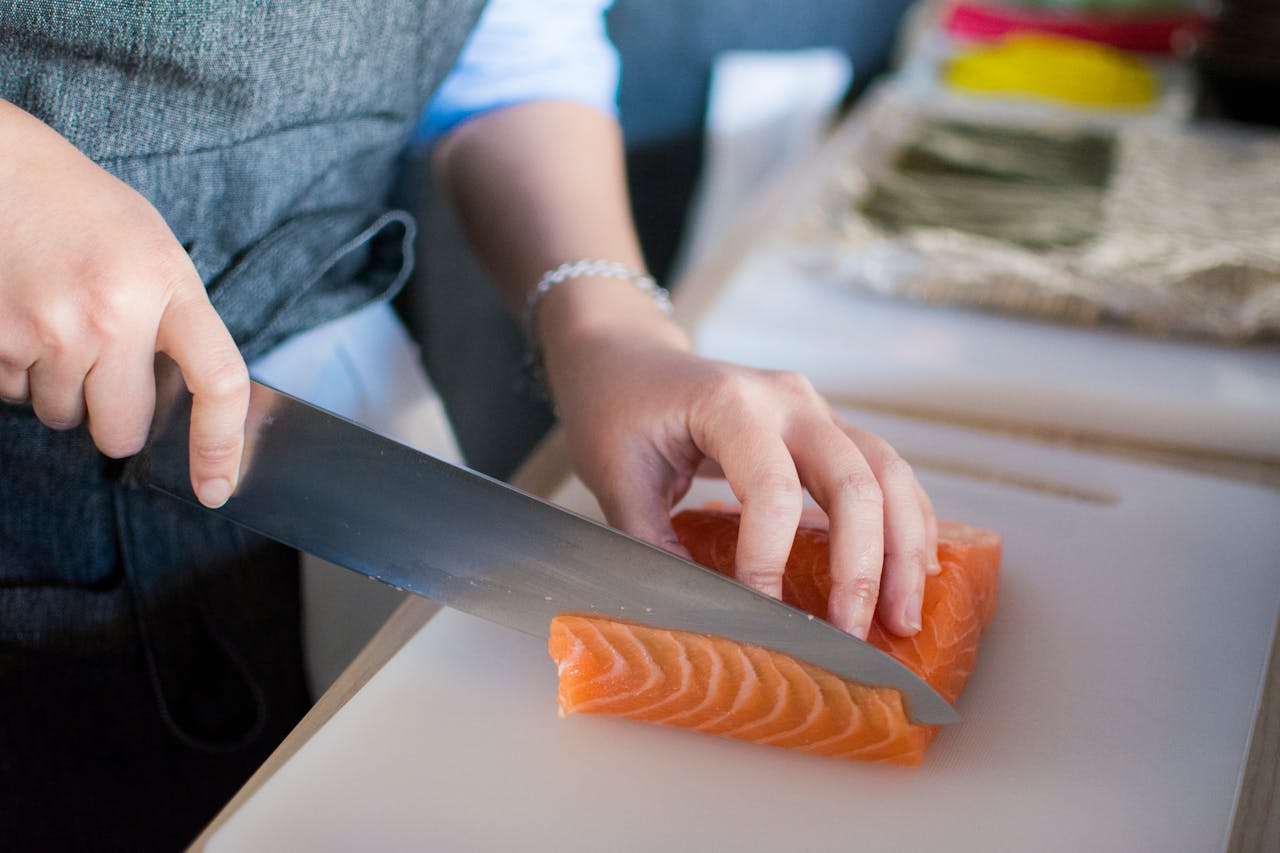 In sedia a rotelle per aver mangiato salmone contaminato da listeria, ma l’azienda non la risarcisce: «Dovrebbero coprirmi d’oro»