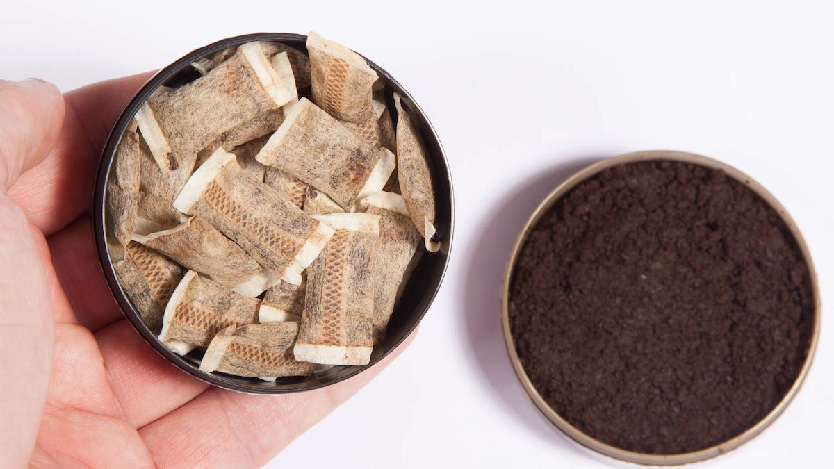 Tabacco e nicotina «da gengiva», tra i giovanissimi spopolano Snus (illegale) e bustine: cosa sono e quali rischi comportano