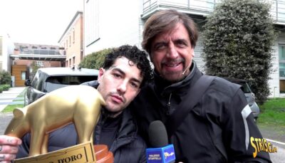 Tony Effe con Valerio Staffelli che gli consegna il Tapiro d'oro