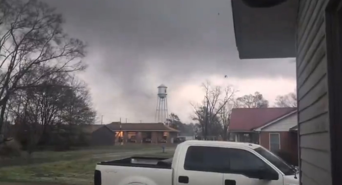 Tornado mortali negli Usa: almeno 20 vittime. Camion ribaltati e tempeste di polvere – I video