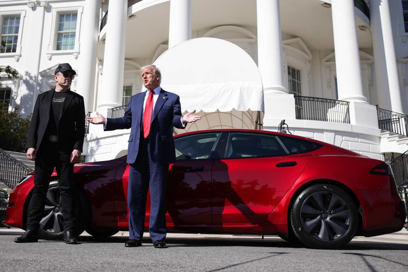 Trump compra una Tesla e si mette in posa davanti alla Casa Bianca: la foto insieme a Musk dopo il crollo in Borsa