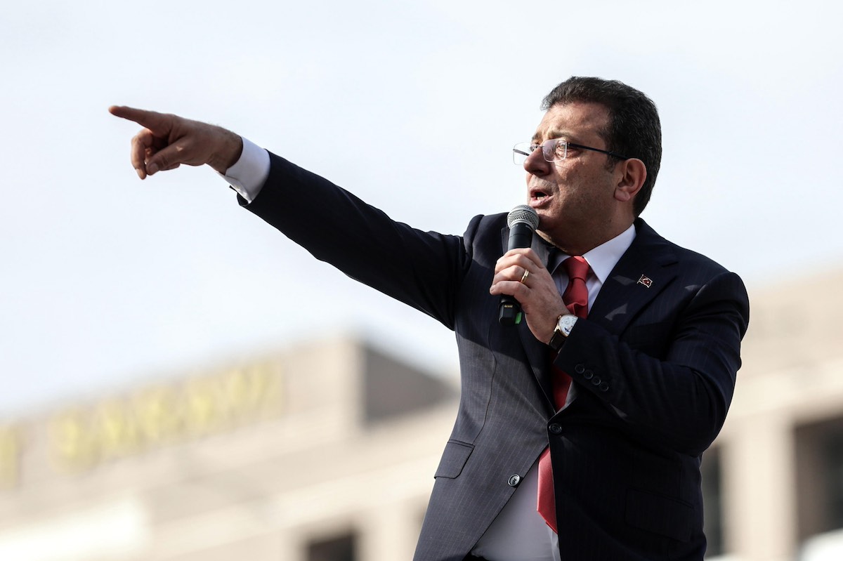 Turchia, il sindaco di Istanbul Imamoglu in arresto per corruzione e terrorismo: è il principale rivale di Erdogan per la presidenza