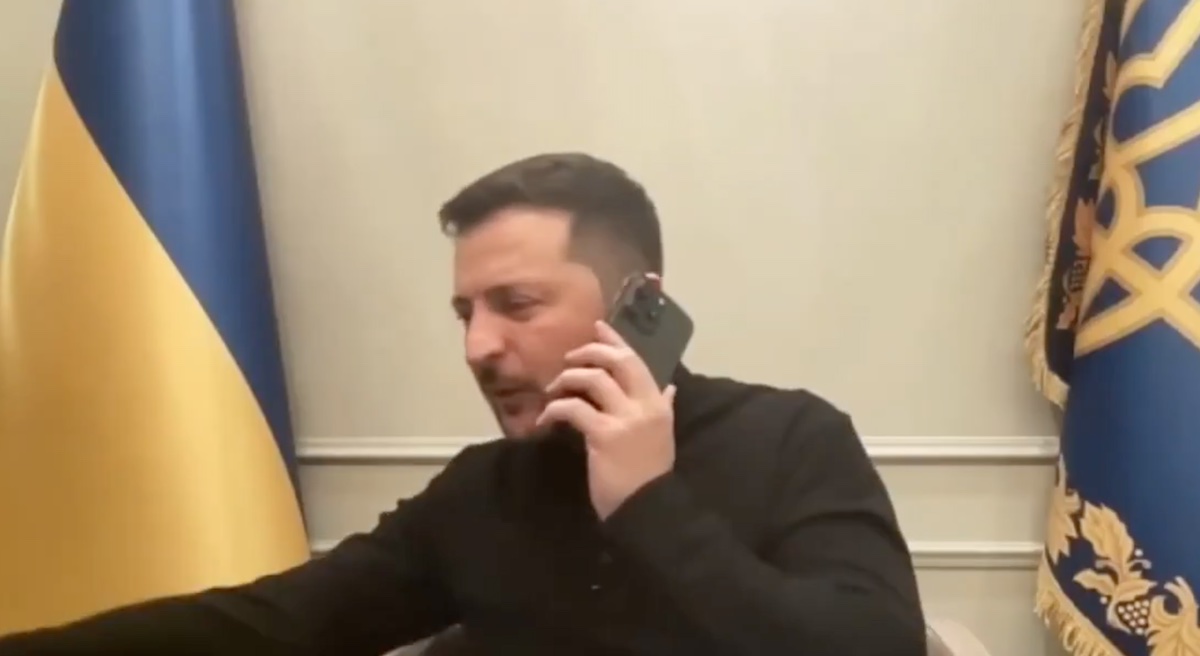 A Zelensky squilla il telefono in conferenza stampa, è Macron: «No, ora non posso… ci sentiamo tutti i giorni» – Il video