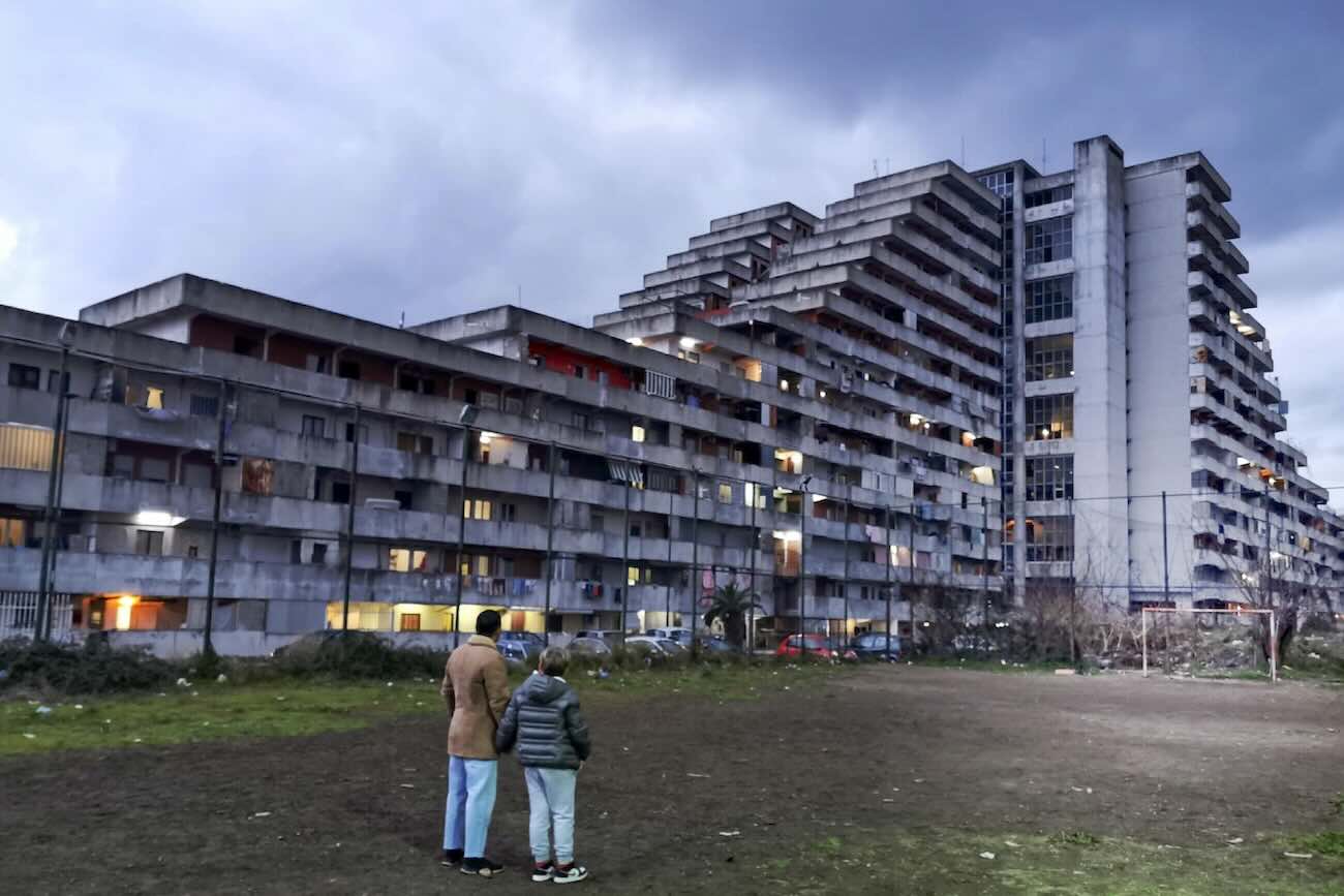 Scampia, al via la demolizione della Vela Gialla. Il sindaco Manfredi: «Addio Gomorra» – Il video