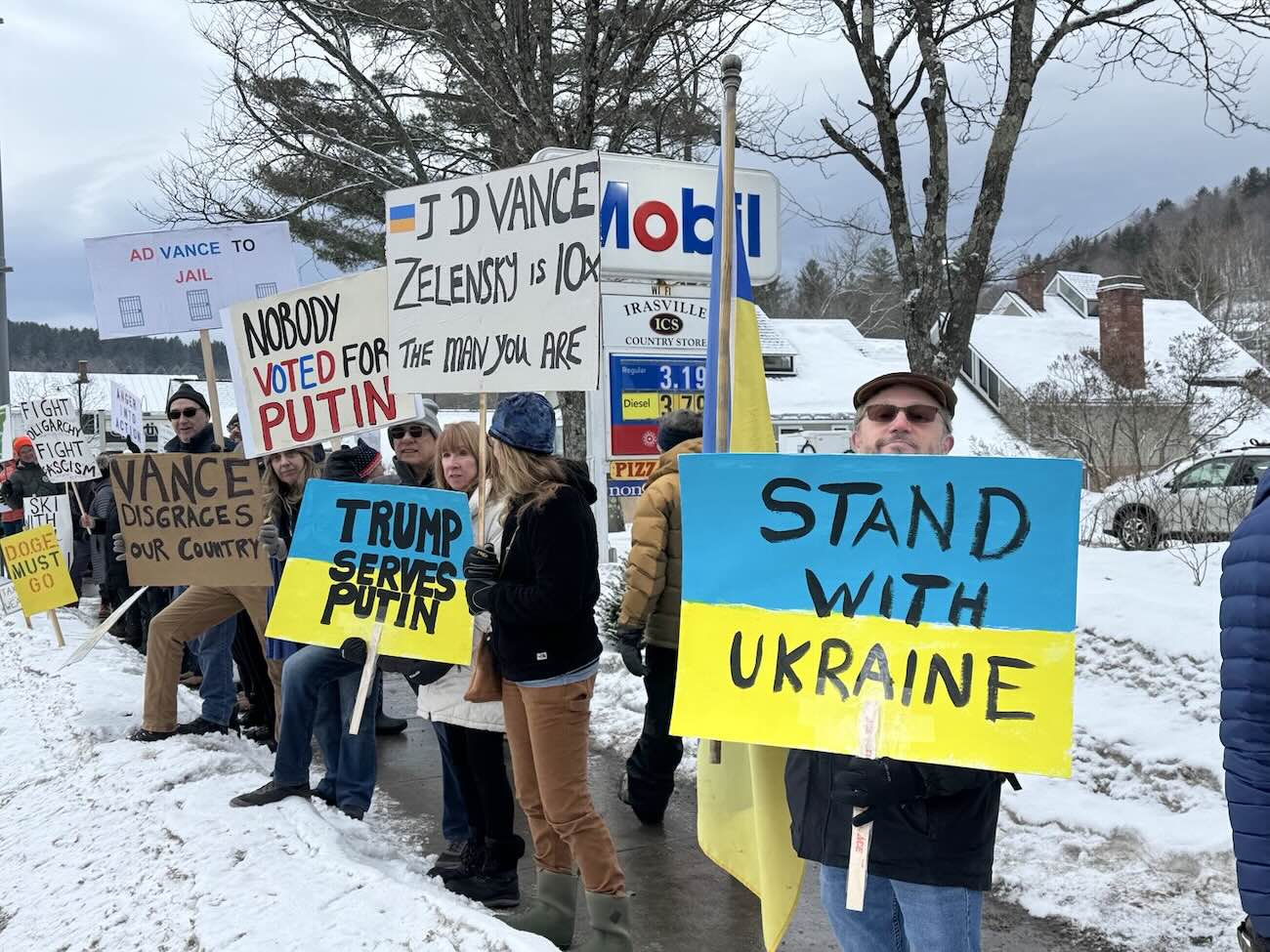 J.D. Vance contestato dopo lo scontro con Zelensky: «Traditore, vai a sciare in Russia!» – Il video