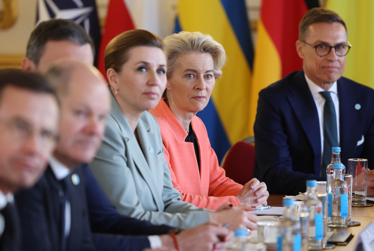 Von der Leyen accelera sulla Difesa: pronto il piano per «riarmare l’Europa» di fronte a Trump e Putin