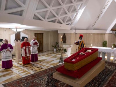 la prima foto della salma di papa francesco
