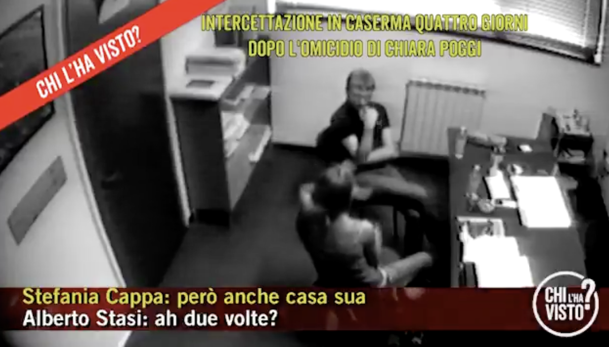 Stefania Cappa e Alberto Stasi da soli in caserma, così la cugina provò a convincerlo: «Hanno ucciso Chiara per una rapina» – Il video Stefania Cappa e Alberto Stasi da soli in caserma, così la cugina provò a convincerlo: «Hanno ucciso Chiara per una rapina» – Il video