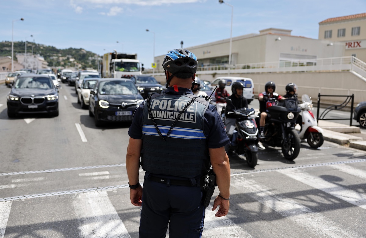 Blackout in Costa Azzurra, treni in tilt e bagni in mare vietati, saltano i film al Festival di Cannes. La polizia: «Doppia azione dolosa» – Il video Blackout in Costa Azzurra, treni in tilt e bagni in mare vietati, saltano i film al Festival di Cannes. La polizia: «Doppia azione dolosa» – Il video
