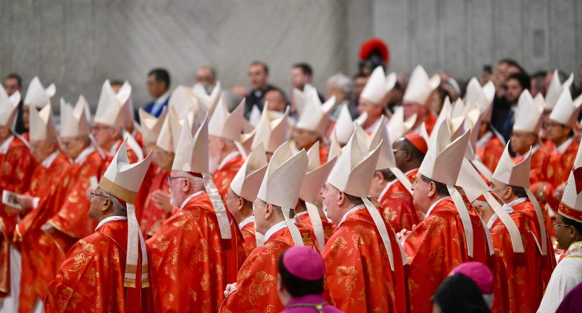 Conclave, gli ultimi post dei cardinali prima del sequestro dei telefoni. Alle 16.30 «extra omnes», oggi la prima votazione: gli orari e le tappe