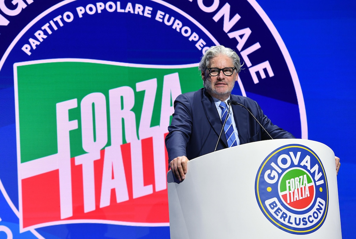 L’arringa di Paolo Del Debbio ai giovani di Forza Italia: «Qui non c’è posto per le mezze seghe» L’arringa di Paolo Del Debbio ai giovani di Forza Italia: «Qui non c’è posto per le mezze seghe»