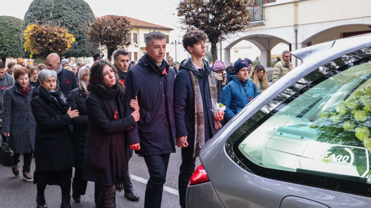 funerali giulia cecchettin gino elena davide