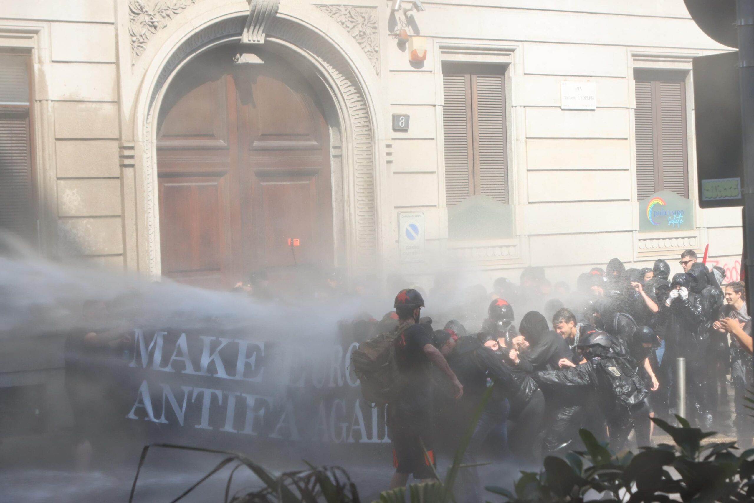 Remigration summit, scontri a Milano al corteo contro il raduno anti immigrati: la polizia risponde con gli idranti sulla folla – Il video Remigration summit, scontri a Milano al corteo contro il raduno anti immigrati: la polizia risponde con gli idranti sulla folla – Il video