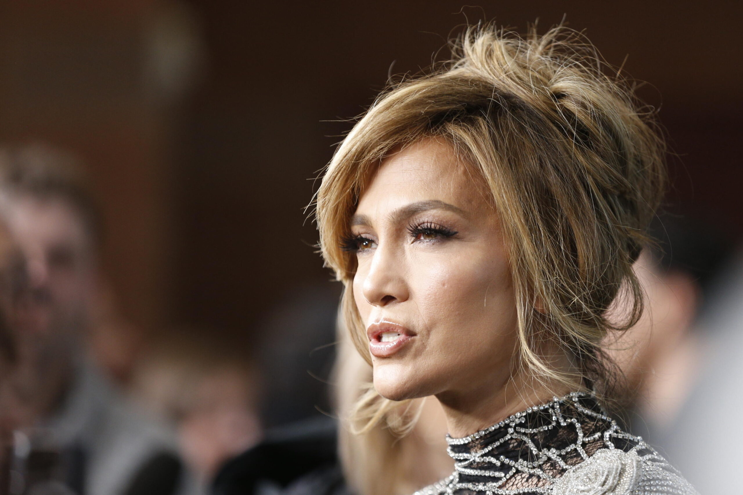 Jennifer Lopez in concerto a Lucca. 1400 euro per un selfie con lei, 550 per una foto del backstage: il costoso listino per i fan Jennifer Lopez in concerto a Lucca. 1400 euro per un selfie con lei, 550 per una foto del backstage: il costoso listino per i fan