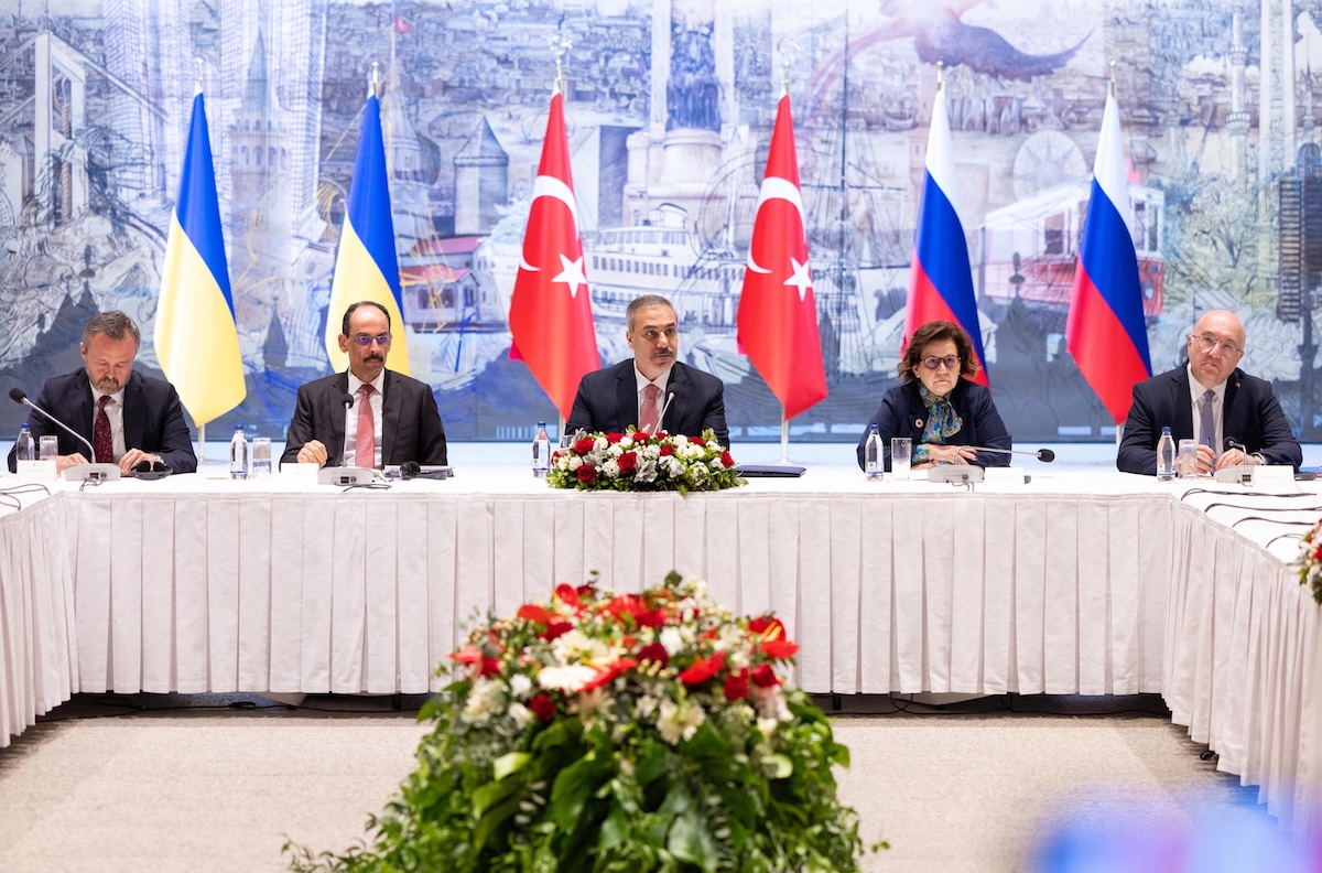 Russia Ucraina, gelo al tavolo di Istanbul: «Mosca chiede la cessione di territori prima del cessate il fuoco» Russia Ucraina, gelo al tavolo di Istanbul: «Mosca chiede la cessione di territori prima del cessate il fuoco»