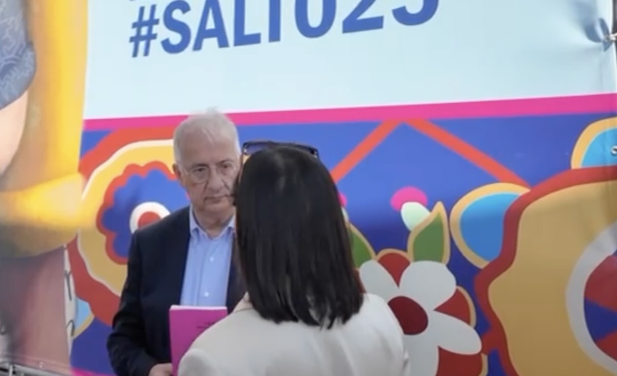 Salone del libro: l’incontro tra il fondatore del Pd, Walter Veltroni, e la sua erede Elly Schlein. La segretaria dem: «Sto andando avanti» – Il video Salone del libro: l’incontro tra il fondatore del Pd, Walter Veltroni, e la sua erede Elly Schlein. La segretaria dem: «Sto andando avanti» – Il video