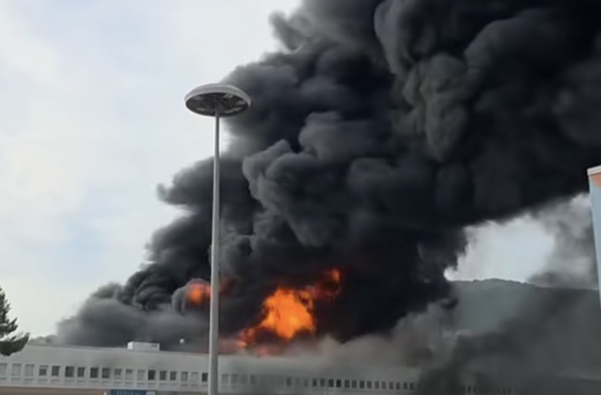 Vasto incendio all’Interporto di Nola (Napoli), l’appello ai cittadini: «Tenete chiuse porte e finestre» – I ...