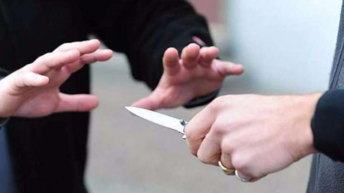 La lite a scuola per un fallo di gioco, gli insulti e la vendetta a fine lezioni: un 16enne accoltella uno studente. Il caso a Torino La lite a scuola per un fallo di gioco, gli insulti e la vendetta a fine lezioni: un 16enne accoltella uno studente. Il caso a Torino